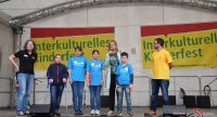 Kinder und Erwachsene auf der Bühne vor Bannern des DTF, Quelle: DTF
