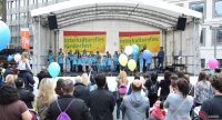 Kinderchor in blauen Shirts auf der Bühne vor Banner des Kinderfestes, Quelle: DTF