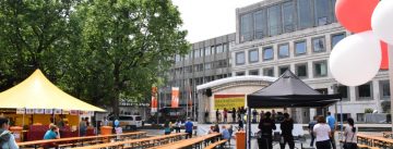 Marktplatz mit SItzbänken, Zelte und rumwuselnden Menschen