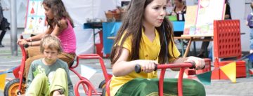 Kinder auf roten Gefährten