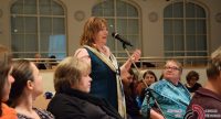 rothaarige Frau mitten im Publikum stellt stehend eine Frage, Quelle: DTF
