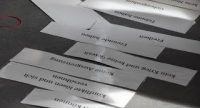 untereinander aufgereihte Papierschnipsel mit verschiedenen Sprüchen und Fragen, Quelle: DTF