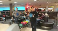 junge Menschen im Innenraum spielen Bowling, Quelle: DTF