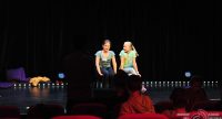 zwei Mädchen auf der Bühne, Quelle: DTF