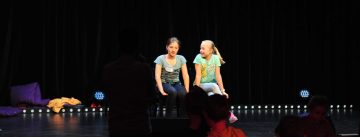 zwei Mädchen auf der Bühne