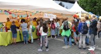 Kinder und Erwachsene rumwuselnd auf dem Marktplatz, Quelle: DTF