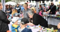 Kinder und Erwachsene rund um Basteltische, Quelle: DTF
