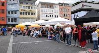 Kinder und Erwachsene rumwuselnd auf dem Marktplatz, Quelle: DTF
