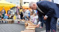 Kinder und Erwachsene rumwuselnd auf dem Marktplatz, Quelle: DTF