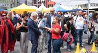 Kinder und Erwachsene rumwuselnd auf dem Marktplatz, Quelle: DTF