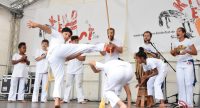 Capoeira Vorführung von Kindern und Erwachsenen in weißer Kleidung, Quelle: DTF