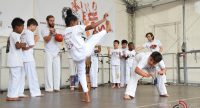 Capoeira Vorführung von Kindern und Erwachsenen in weißer Kleidung, Quelle: DTF