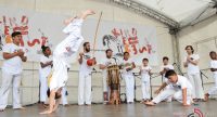 Capoeira Vorführung von Kindern und Erwachsenen in weißer Kleidung, Quelle: DTF