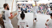 Capoeira Vorführung von Kindern und Erwachsenen in weißer Kleidung, Quelle: DTF