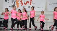 Mädchen in pink-schwarzer Kleidung tanzend auf der Bühne, Quelle: DTF