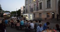 sitzende Menschen vor Eingang des Linden-Museums, Quelle: DTF