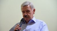 Mann in hellblauem Hemd spricht ins Mikrofon, Quelle: DTF