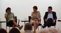 sitzende Diskussionsteilnehmer auf dem Podium vor dem Publikum, Quelle: DTF