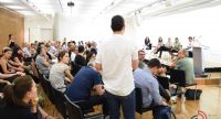 sitzende Diskussionsteilnehmer auf dem Podium vor dem Publikum, Quelle: DTF
