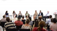 sitzende Diskussionsteilnehmer auf dem Podium vor dem Publikum, Quelle: DTF