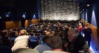Saal voller Menschen auf Kinositzen, Quelle: DTF