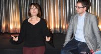 Mann und Frau sprechen vor silbernem Vorhang, Quelle: DTF