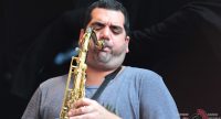 Saxophonist vor schwarzem Hintergrund, Quelle: DTF