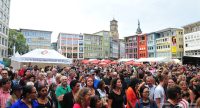Publikum schaut in die rechte Bildhälfte mit der Stuttgarter Stadt im HIntergrund, Quelle: DTF
