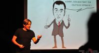 Mann steht vor Karikatur des Anzug tragenden Cem Özdemir, Quelle: DTF