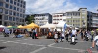 Zelte und spazierende Menschen auf dem Stuttgarter Marktplatz, Quelle: DTF