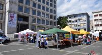 Zelte und spazierende Menschen auf dem Stuttgarter Marktplatz, Quelle: DTF