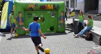 Junge im blauen Shirt schießt Fußball Richtung grünes Tor, Quelle: DTF