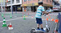 Kind auf City Scooter im Hindernislauf, Quelle: DTF