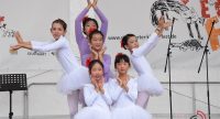 Mädchen in lila Tütüs auf der weißen Bühne tanzend, Quelle: DTF