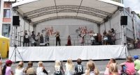 Kinder auf der Bühne spielen Musik auf Mülleimer, Quelle: DTF