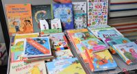 Tisch voller bunter Kinderbücher, Quelle: DTF