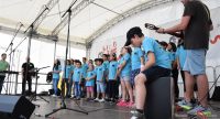 Kinderchor in türkisenen Shirts auf der Bühne, Quelle: DTF