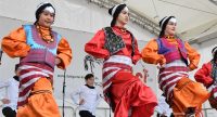 Mädchen in traditioneller Kleidung tanzend auf der Bühne, Quelle: DTF