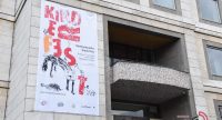 Gebäude mit Banner des Kinderfests, Quelle: DTF