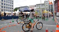 Mädchen auf Fahrrad in einem Hindernisparcours, Quelle: DTF