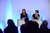Quelle: DTF Frauen auf hell erleuchteter Bühne vor Silhouette des Publikums, Quelle: DTF