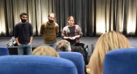 zwei Männer und eine Frau sprechen vor Publikum, Quelle: DTF