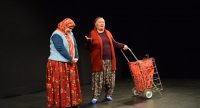 ältere Frauen auf der Bühne mit EInkaufskörbe auf Rädern, Quelle: DTF