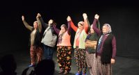 Frauen im Kostüm auf der Bühne, die Hände zur Verbeugun erhoben, Quelle: DTF
