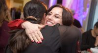 zwei Frauen umarmen sich herzlich, Quelle: DTF