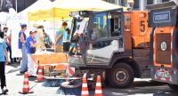 Straßenreinigungsmaschinen auf dem Platz mit Zelten im Bildhintergrund, Quelle: DTF