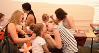Frauen und Kinder schminken einander in einem Zelt, Quelle: DTF