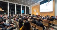 Sitzreihen hinter SItzreihen vor dem Podium von schräg rechts fotografiert, Quelle: DTF