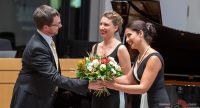 Pianistinnen bekommen von Kerim Arpad einen Blumenstrauß überreicht, Quelle: DTF