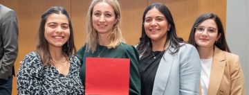 Gruppenbild vier junger Frauen mit Auszeichnung